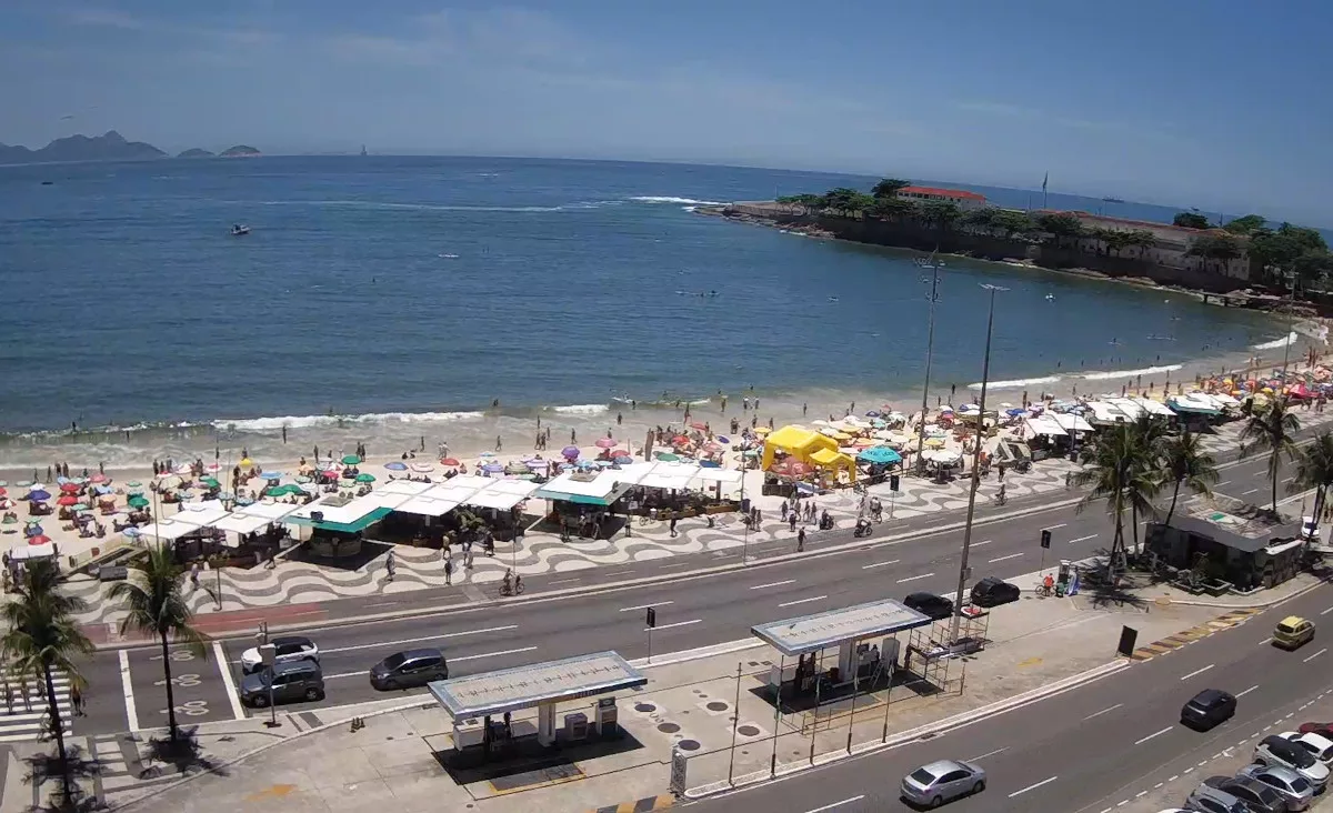 Набережную Авенида Атлантика и пляж Копакабана в Рио-де-Жанейро