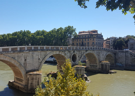 Веб камера показывает Мост Понте Систо в Риме в прямом эфире