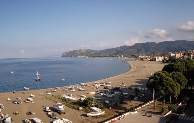 Пляж курорта Патти на острове Сицилия