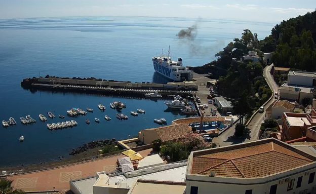 Морской порт на острове Устика в регионе Сицилия