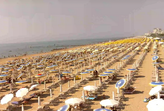 Пляж курорта Лидо ди Езоло в Италии