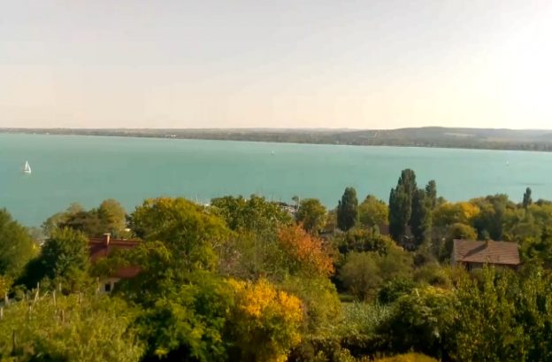 Озеро Балатон из поселка Тихань в Венгрии