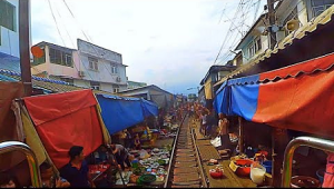 Вид из кабины поезда идущего к Железнодорожному рынку Меклонг