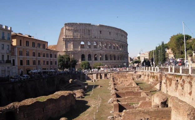 Руины Большой Школы Гладиаторов и Колизей в Риме