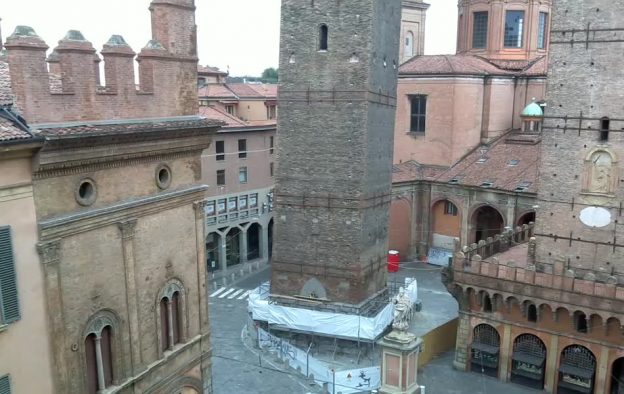 Падающие башни в городе Болонья