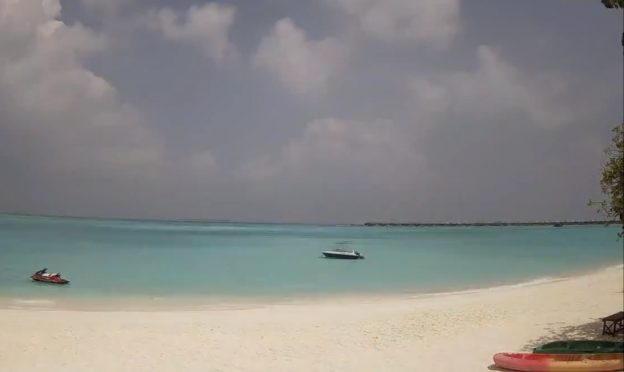 Вид из курортного спа-отеля Hideaway Beach на Мальдивах