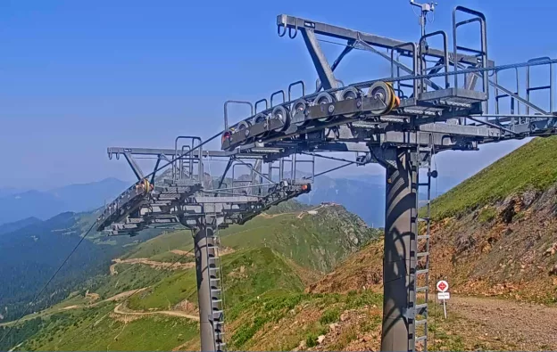 Вид с горы Каменный Столб на курорте Роза Хутор