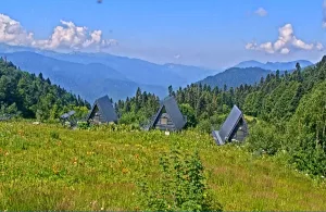 Веб-камера курорта Роза Хутор, горный кемпинг «Нахазо»