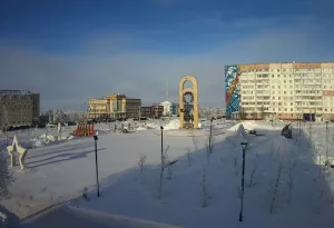 Веб-камера Усинска, памятник «Трёх поколений»